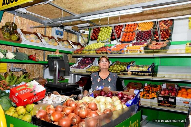 Loli, en su tienda de frutas, hoy a primera hora de la mañana (Foto Antonio Alí)